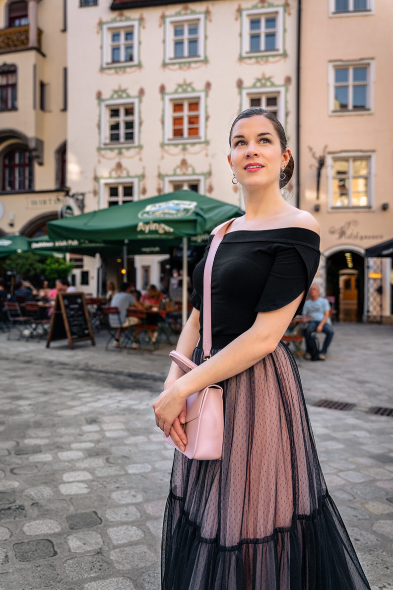 RetroCat mit rosa Handtasche und schlichten Ohrringen zum rosa Tüllrock