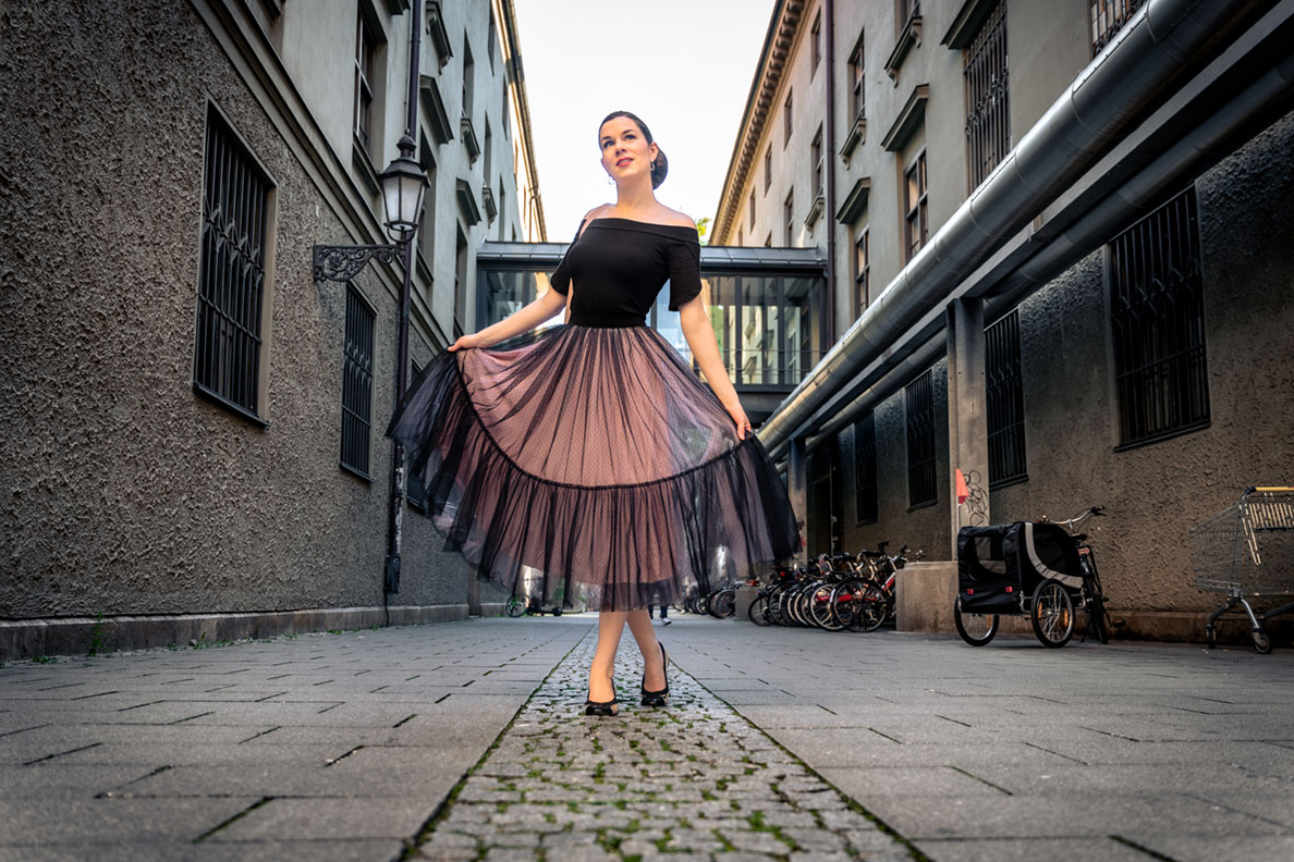 Tüllrock kombinieren - die Schuhe: RetroCat mit Ballerinas zum Midi-Rock