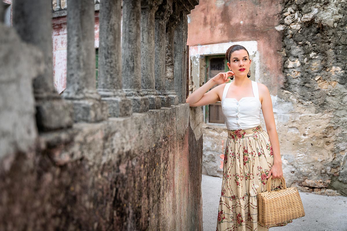 The perfect Outfit for warm Summer Evenings: A Flower Skirt & subtle Top