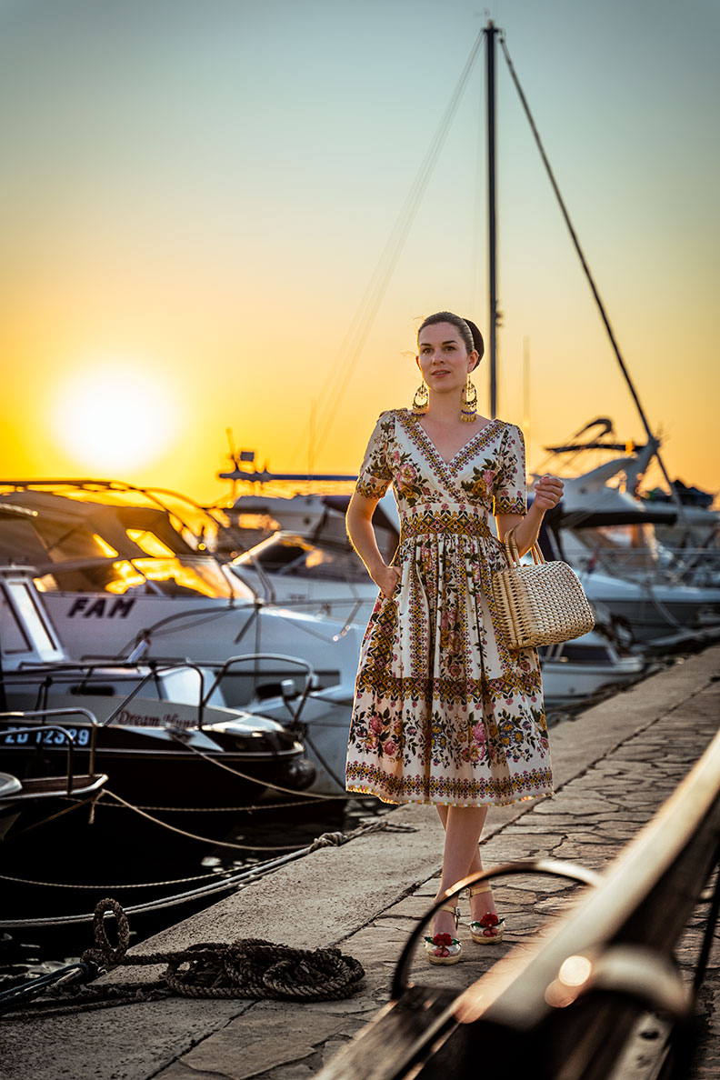 RetroCat trägt ein romantisches Sommerkleid von Lena Hoschek am Hafen in Kroatien