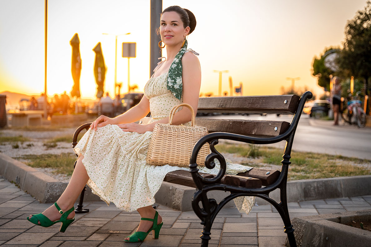 RetroCat genießt den Sonnenuntergang in Kroatien mit einem Sommerkleid von Ginger Jackie