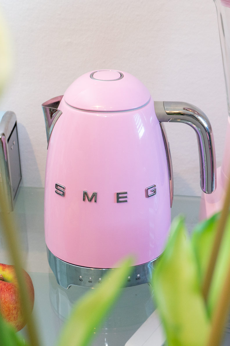 Ein rosa Wasserkocher im Vintage-Stil von Smeg