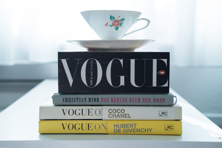 Ein hübscher Beistelltisch mit Büchern und einer Tasse Tee