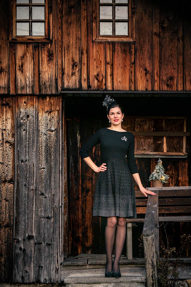 Strickkleider für Herbst und Winter: RetroCat in einem gestrickten Kleid in Schwarz
