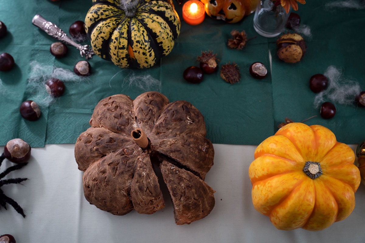 Perfekt für Halloween: Sauerteigbrot in Kürbisform backen