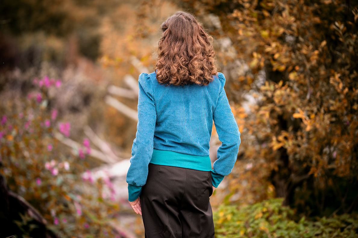 RetroCat mit einer 40er-Jahre-Jacke von 18nulleins Lady im Wald