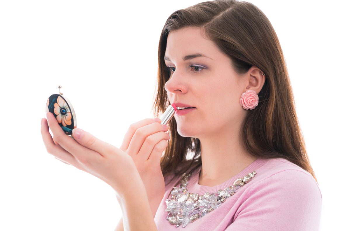 RetroCat trägt Lippenpflege auf