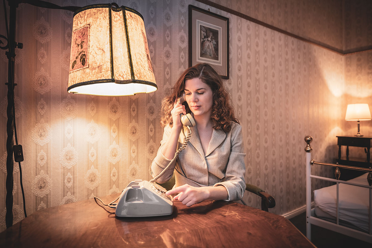 RetroCat beim Telefonieren in einem Hotelzimmer in Berlin