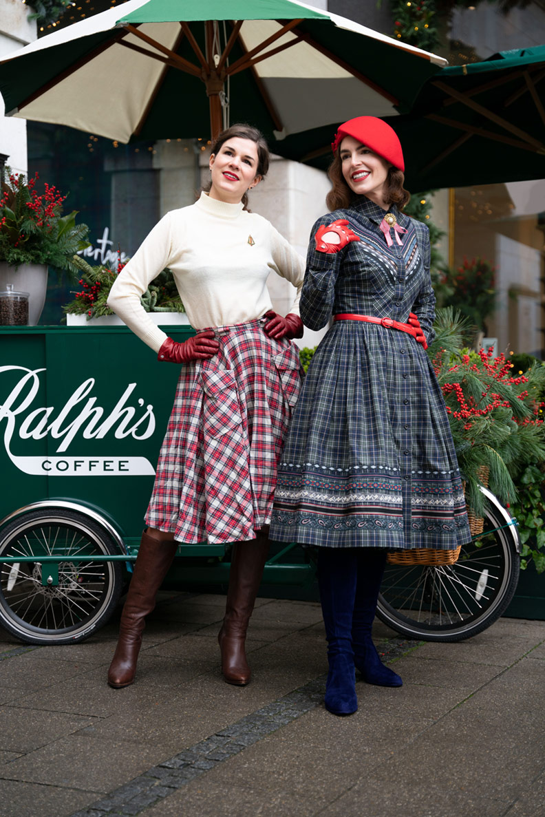 RetroCat und Vintage-Model Karoline tragen Karo-Outfits im Retro-Stil passend zu Weihnachten