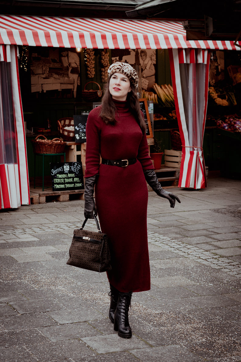 RetroCat wearing a knit dress by Collectif Clothing and retro accessories