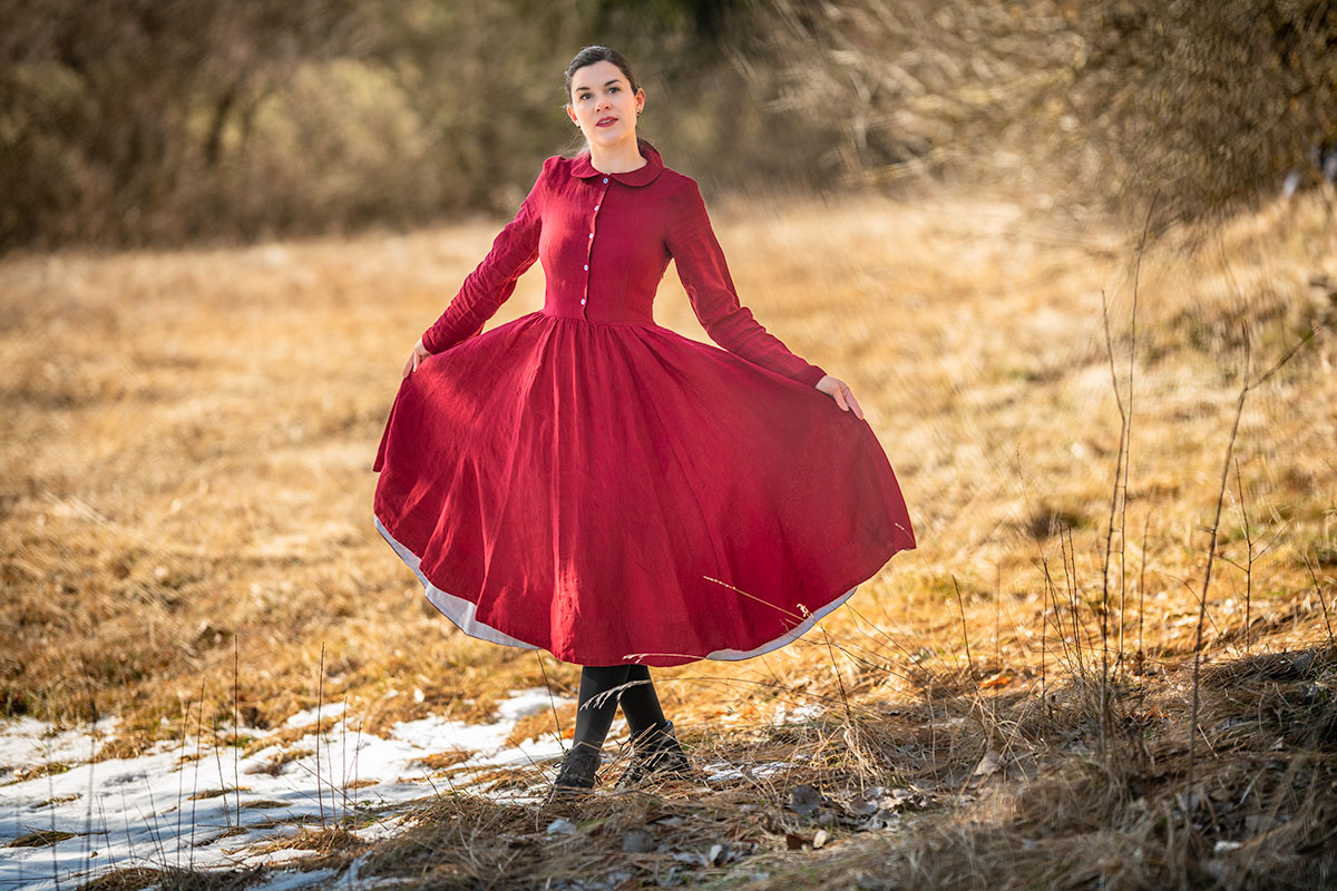 Ein rotes Leinenkleid von Son de Flor: Perfekt für einen Tag auf dem Land