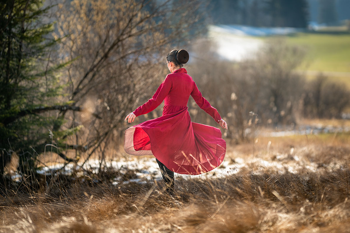RetroCat trägt ein rotes Kleid perfekt für einen Tag auf dem Land