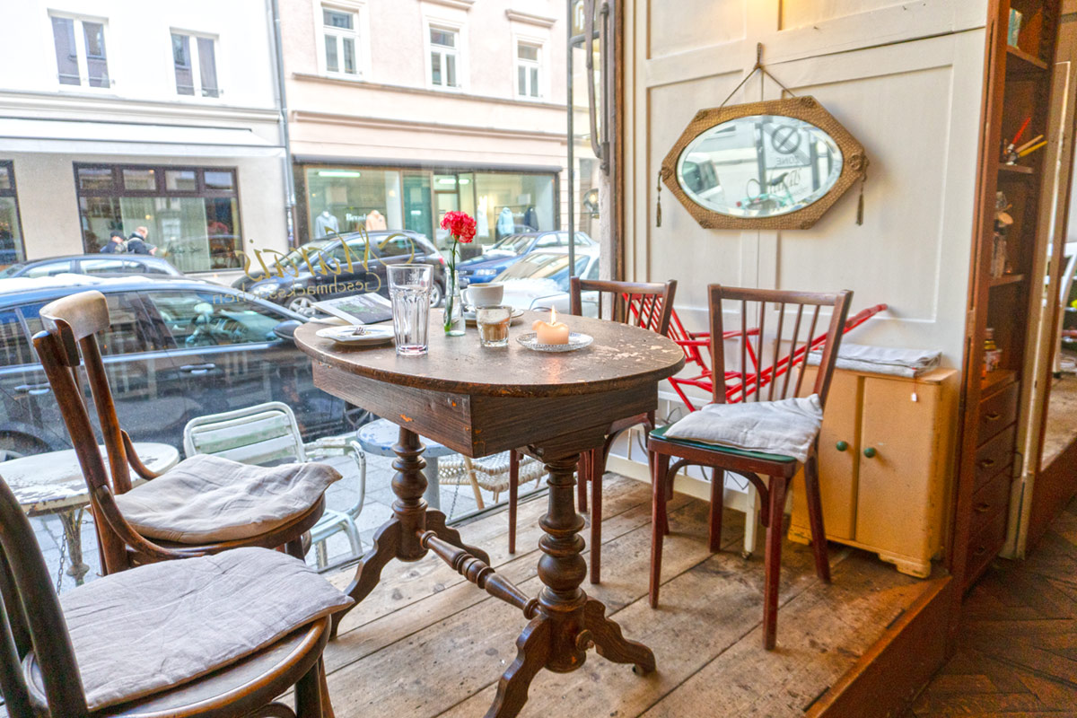 Kein gewöhnliches Café: Das Ladencafé Marais in München mit 20er-Jahre-Charme