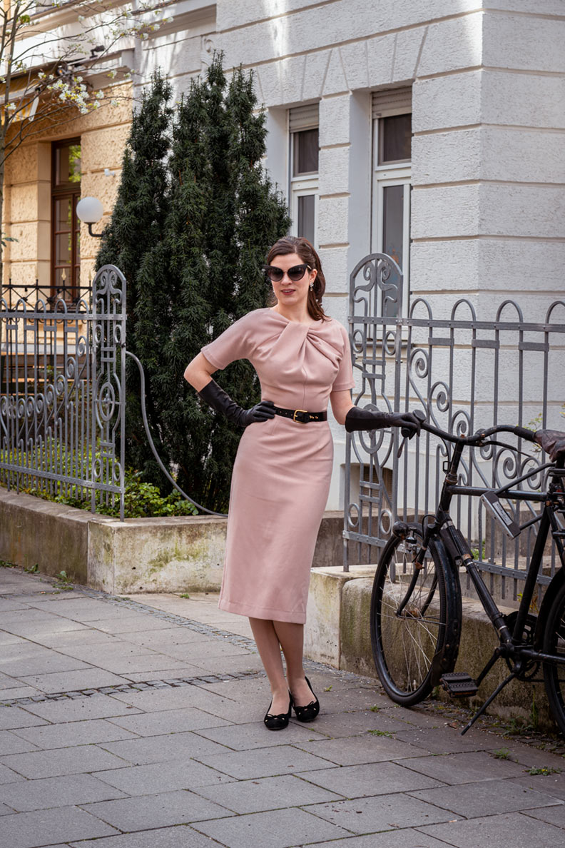 RetroCat mit einem Retro-Outfit und einem Vintage-Fahrrad