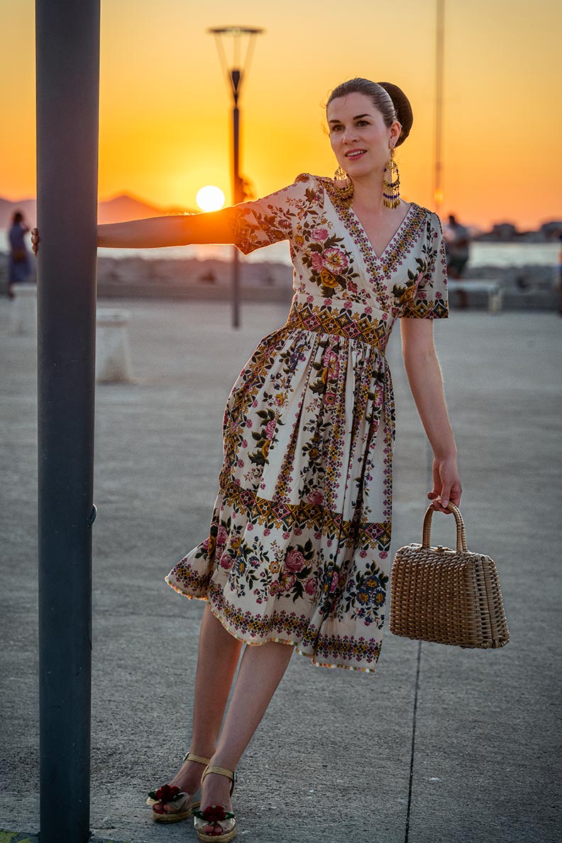 RetroCat mit einem Blumenkleid im Sommer