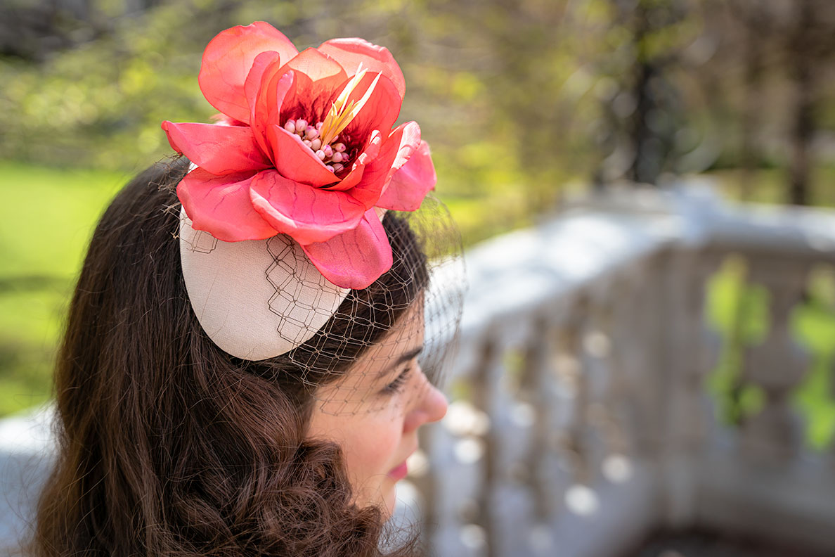 RetroCat mit einem Fascinator von Hutmadame - perfekt für Hochzeitsgäste