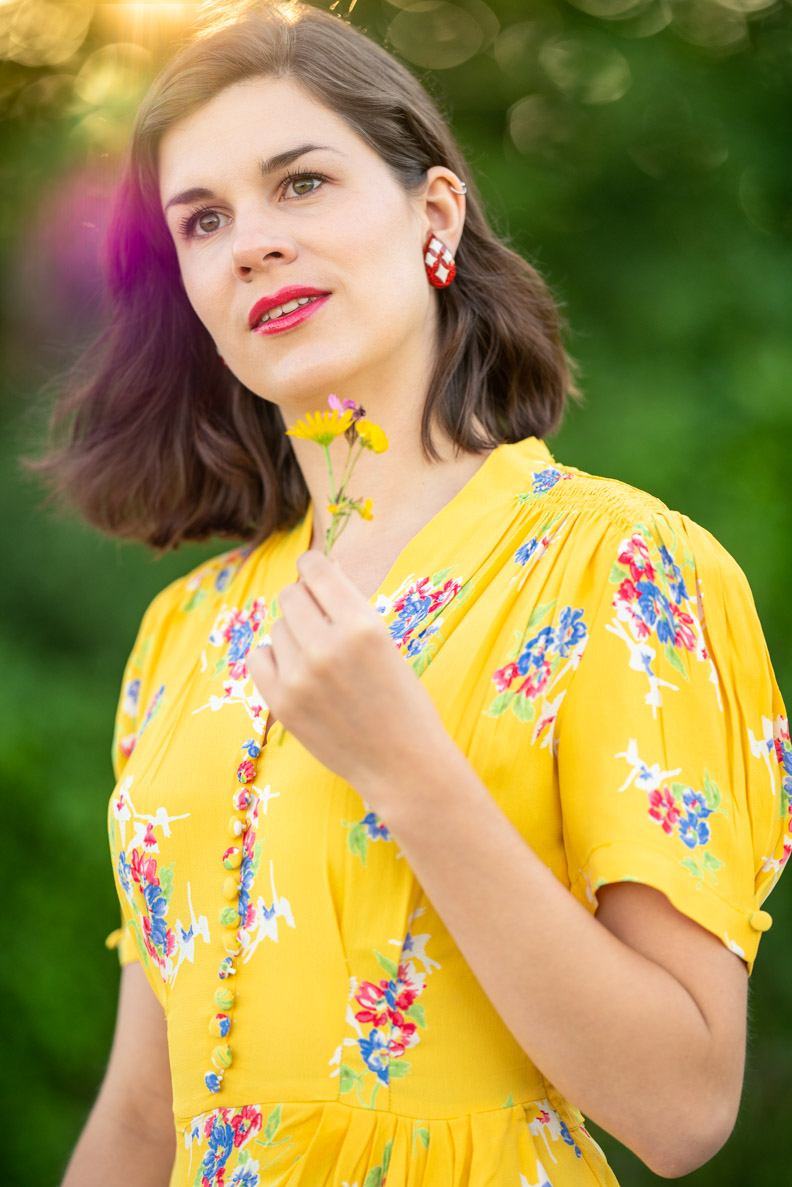 RetroCat in einem gelben Kleid im Sommer