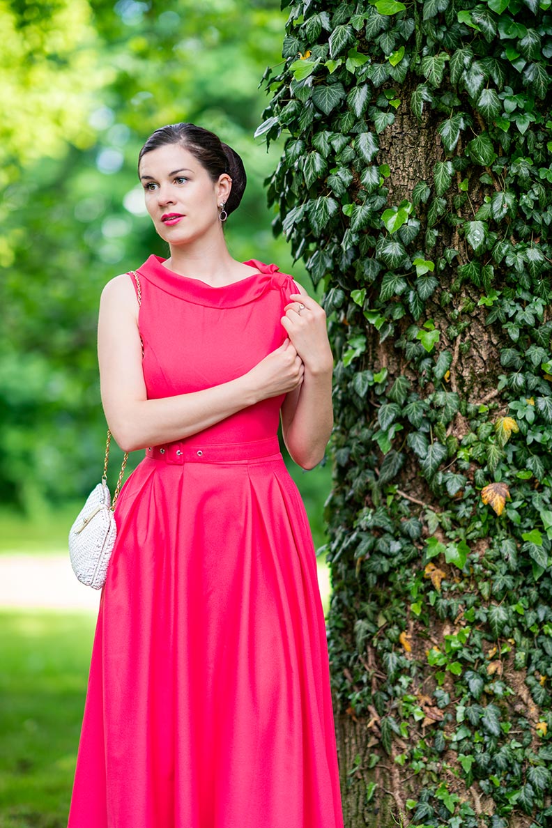 Perfect for wedding guests: RetroCat wearing a straw clutch