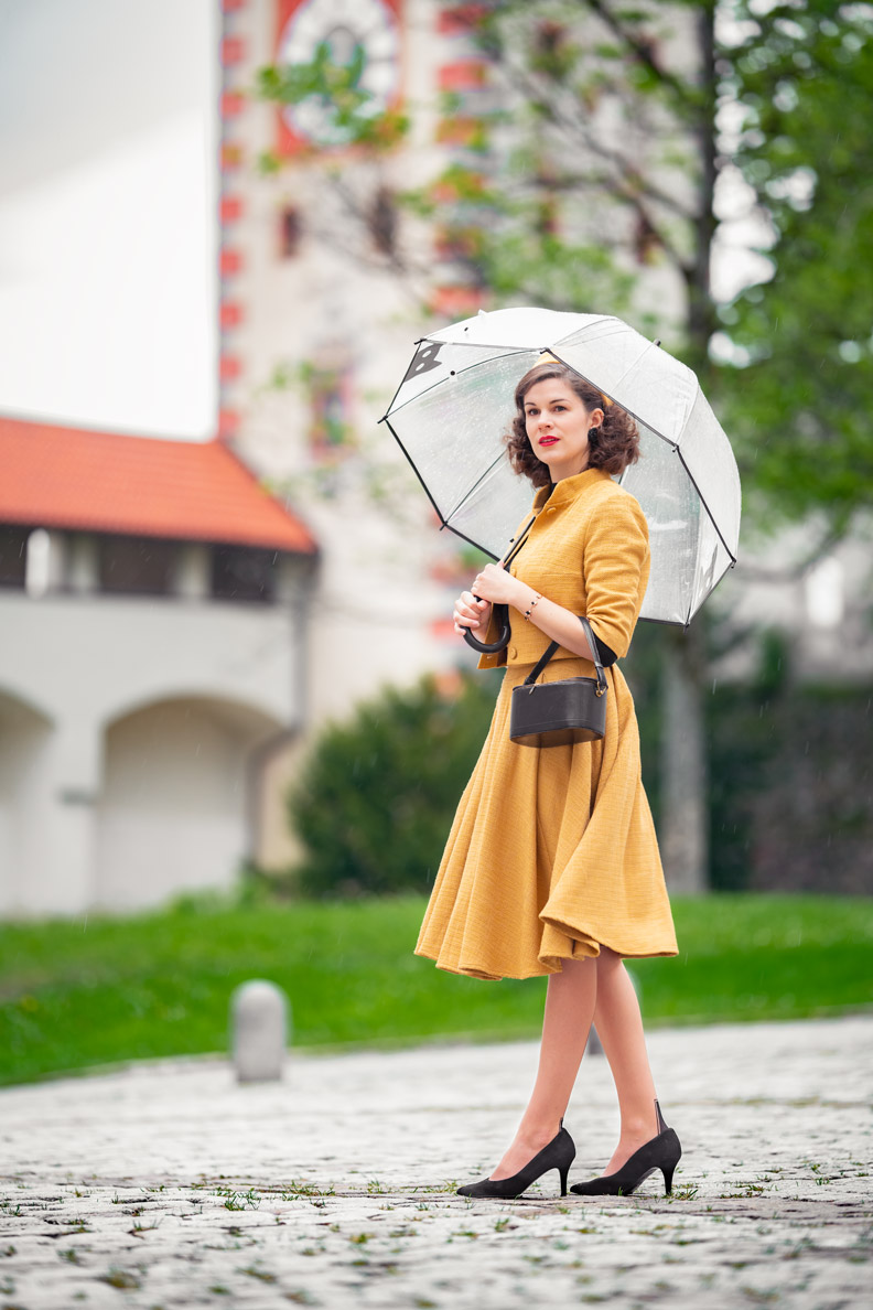 RetroCat in einem eleganten, senfgelben Kostüm - perfekt für Hochzeiten im Herbst