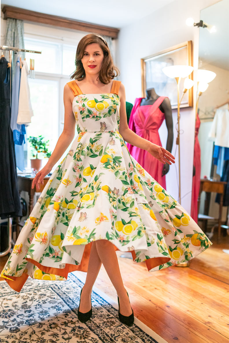 RetroCat in einem langen Zitronen-Kleid: Perfekt für Gäste einer Sommer-Hochzeit