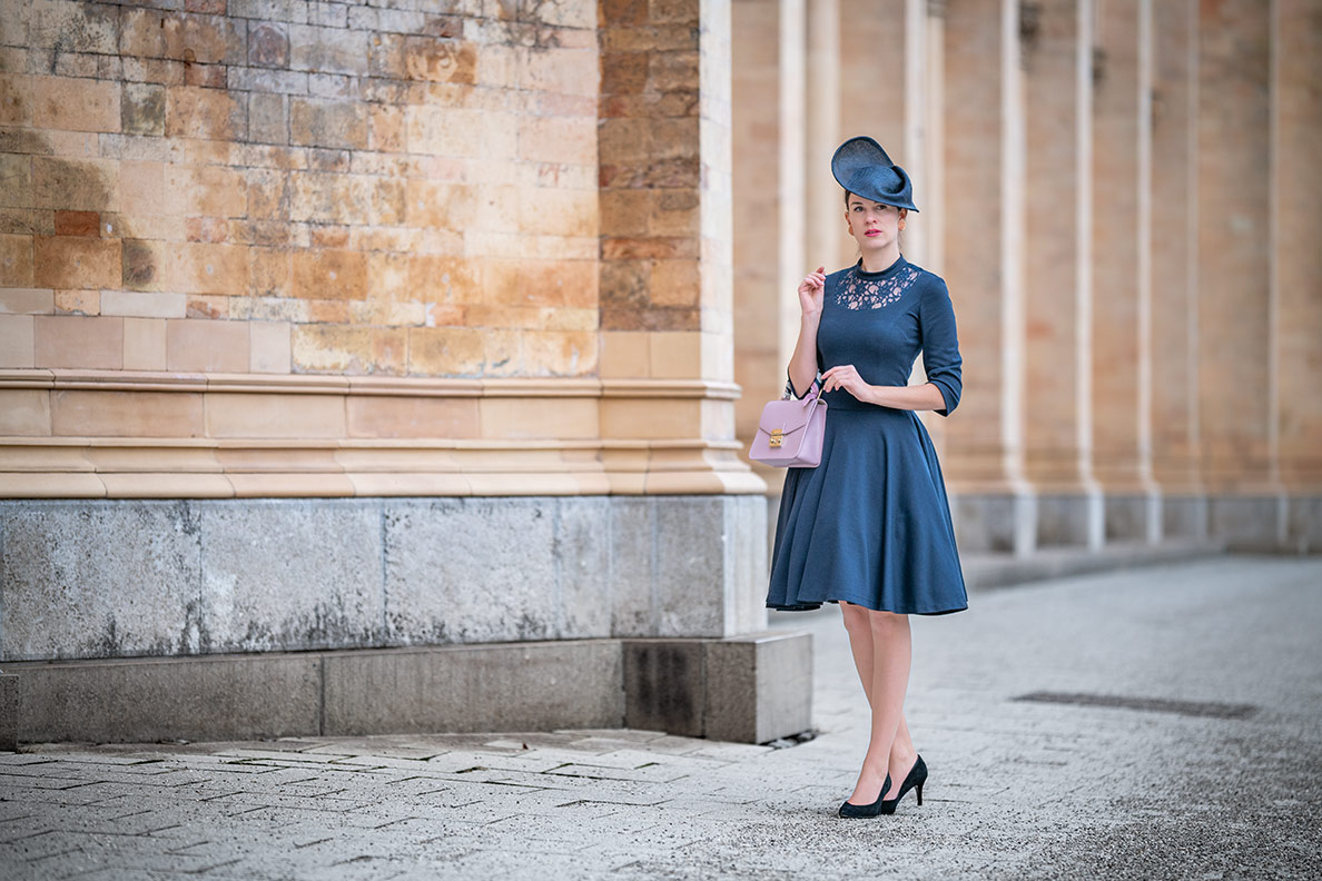 Hochzeitsgast-Outfit: RetroCat mit dunkelblauem Kleid und Fascinator