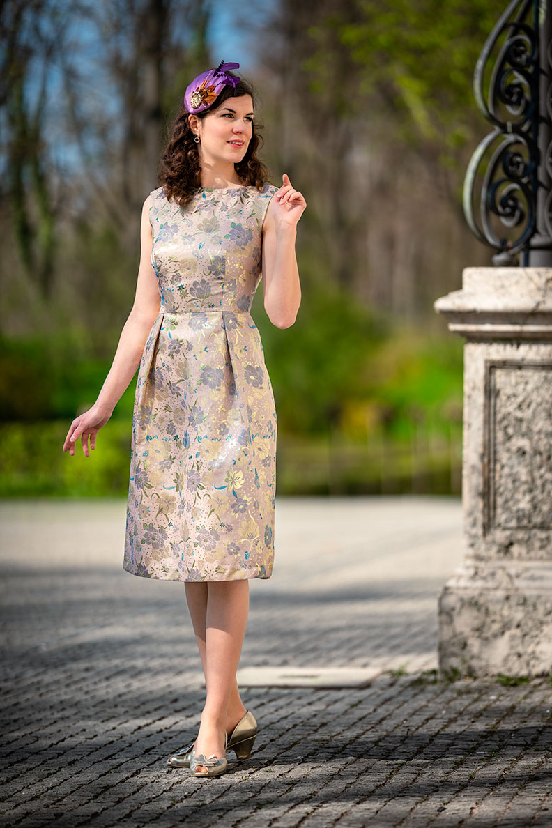 Hochzeitsgast-Outfit für standesamtliche Trauungen: RetroCat in einem eleganten Kleid