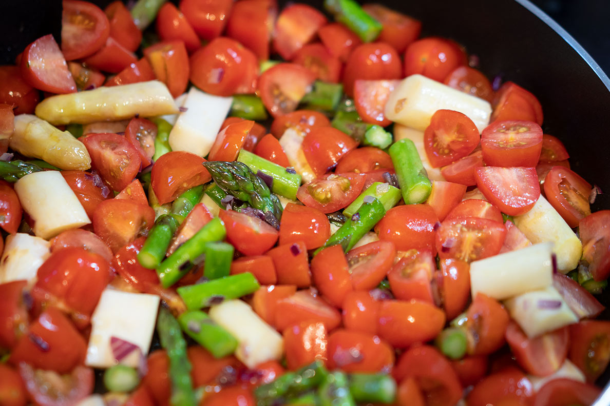 Tomaten und Spargel in einer Pfanne