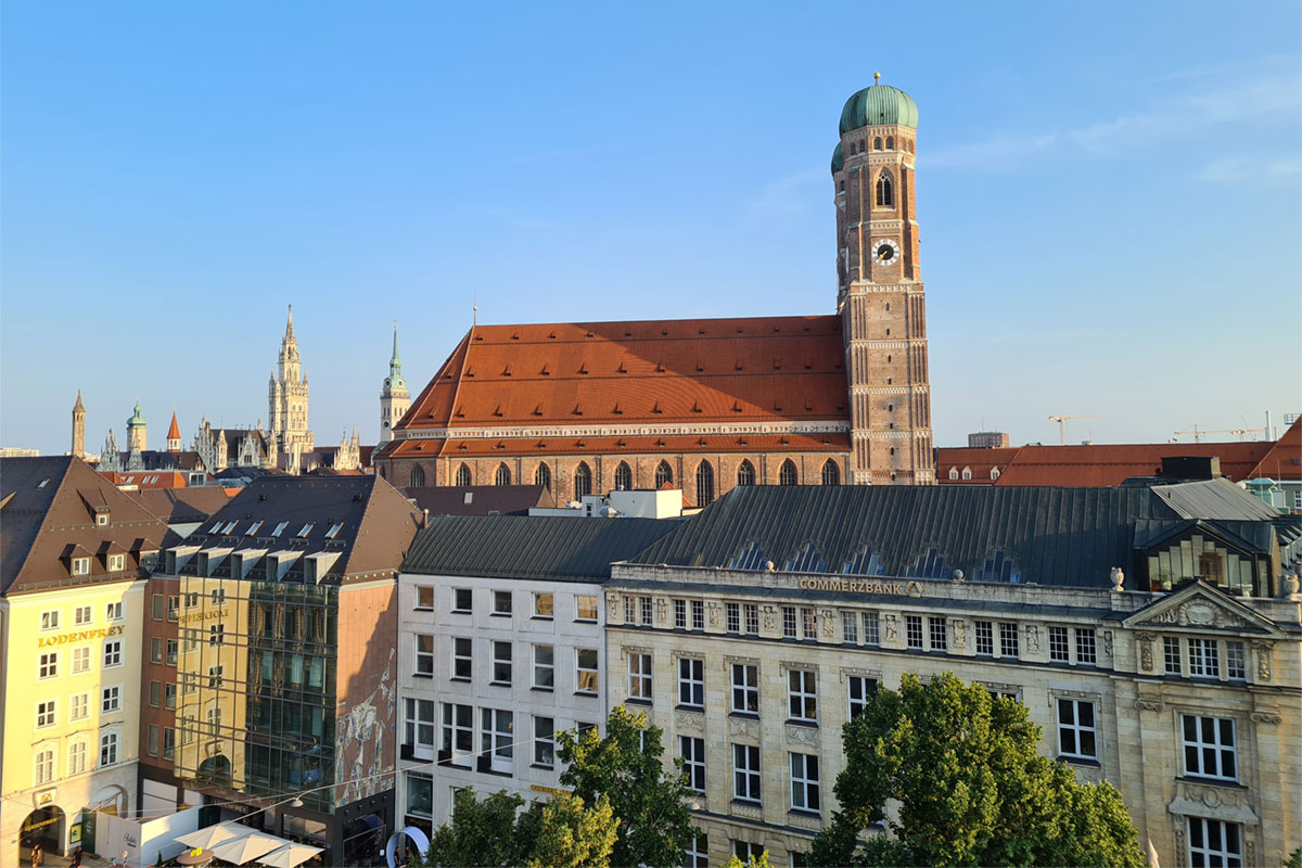 Die vielleicht schönste Dachterrasse Münchens: Die Blue Spa Bar & Lounge im Bayerischen Hof