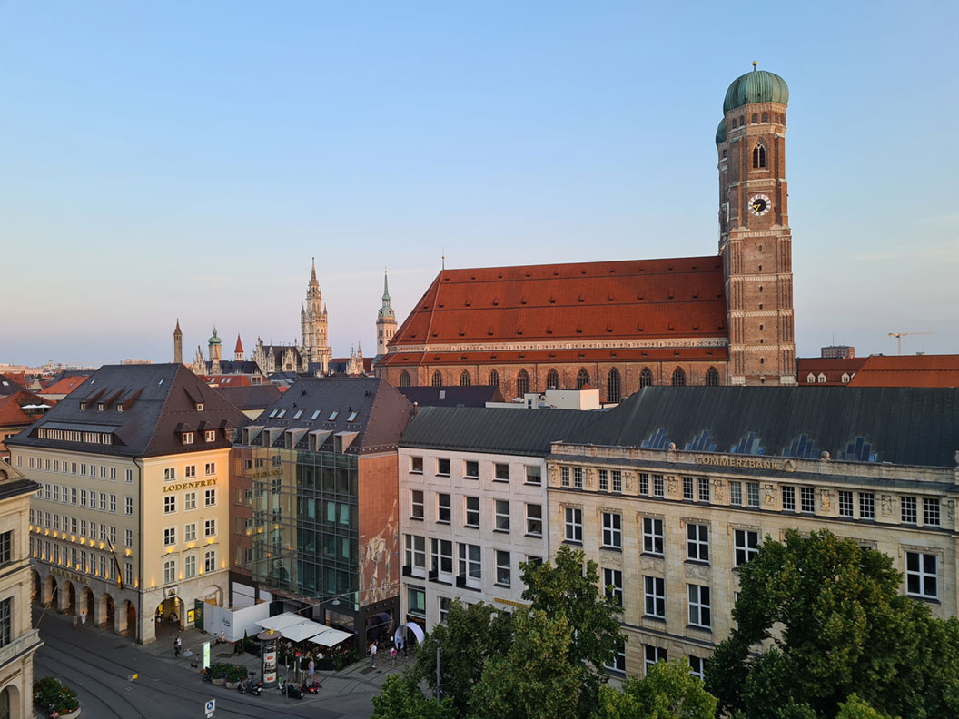 München-Tipp: Die Dachterrasse der Blue Spa Bar & Lounge im Bayerischen Hof