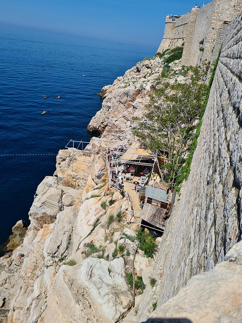 Die Buza Bar in Dubrovnik direkt auf dem Felsen am Meer
