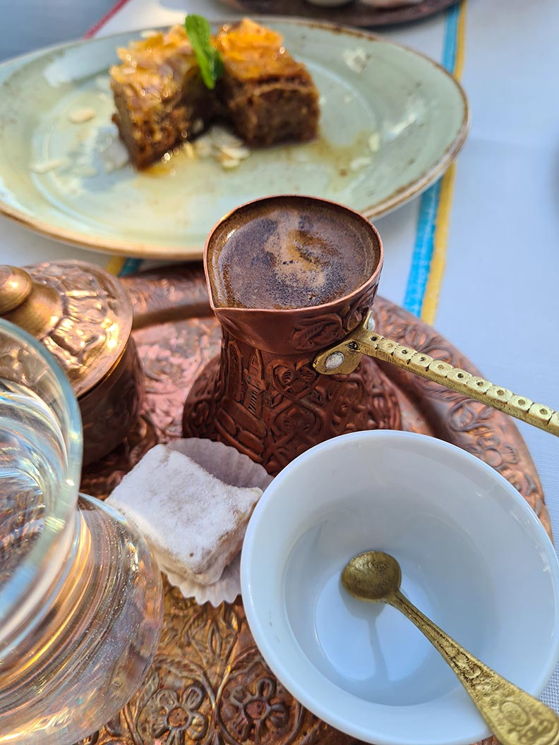 Bosnischer Kaffee im Kännchen, serviert im Taj Mahal Dubrovnik