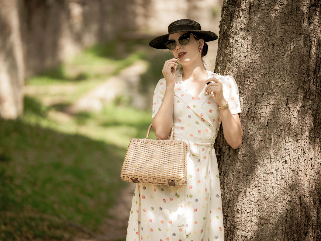 How to wear polka dots: RetroCat with wrap dress, straw hat and basket bag