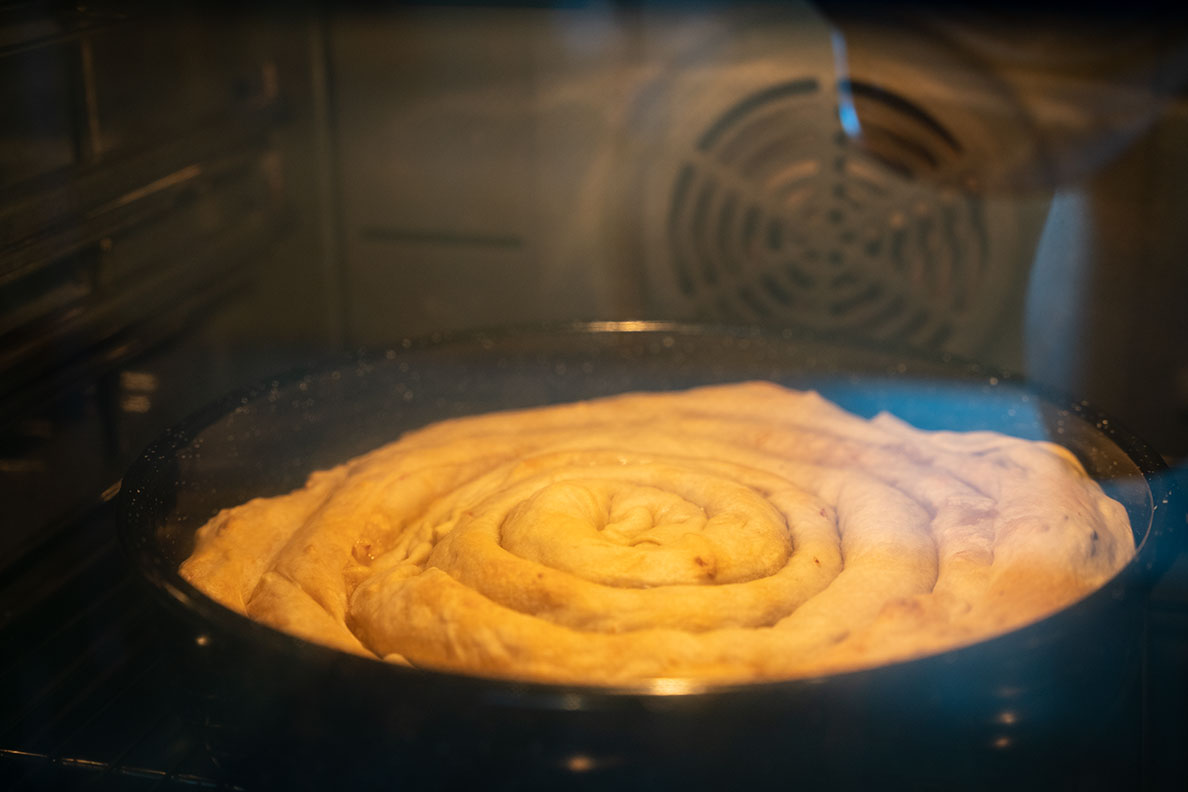 RetroCats Burek-Schnecke beim Backen im Ofen