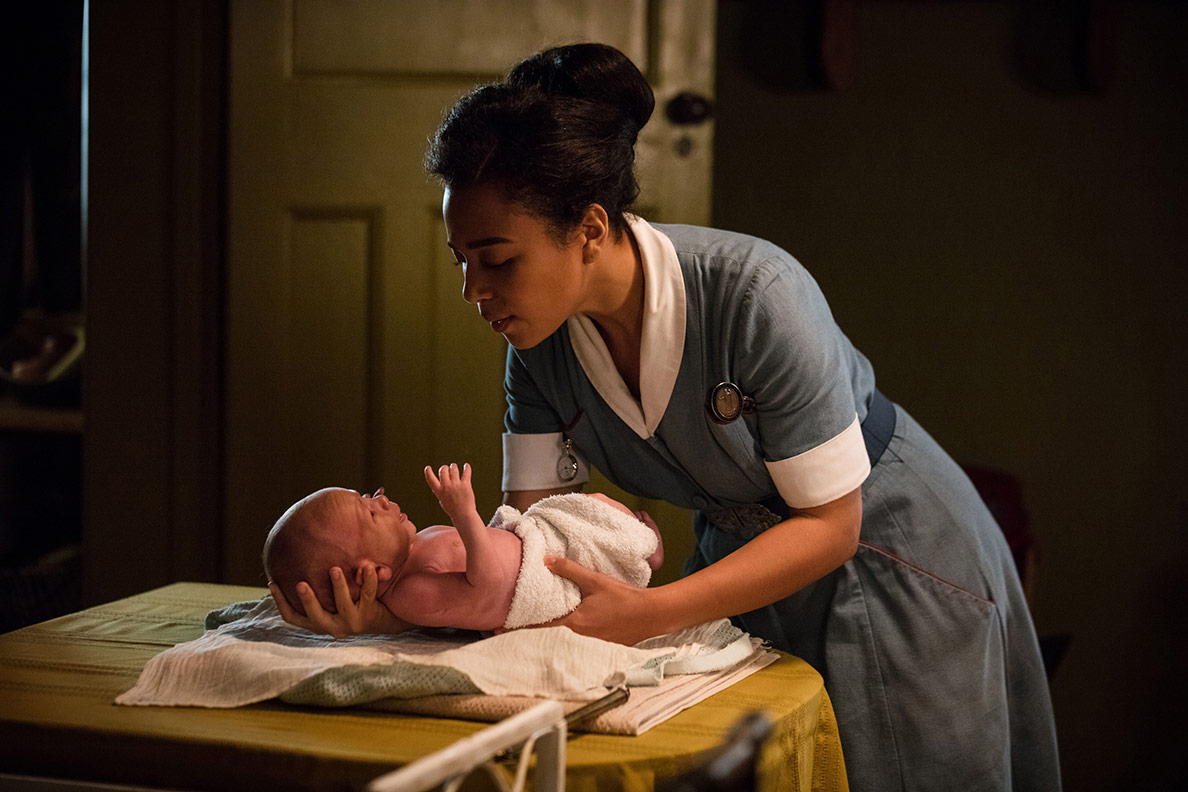 Eine Hebamme mit Baby in der Serie Call the Midwife - Staffel 7