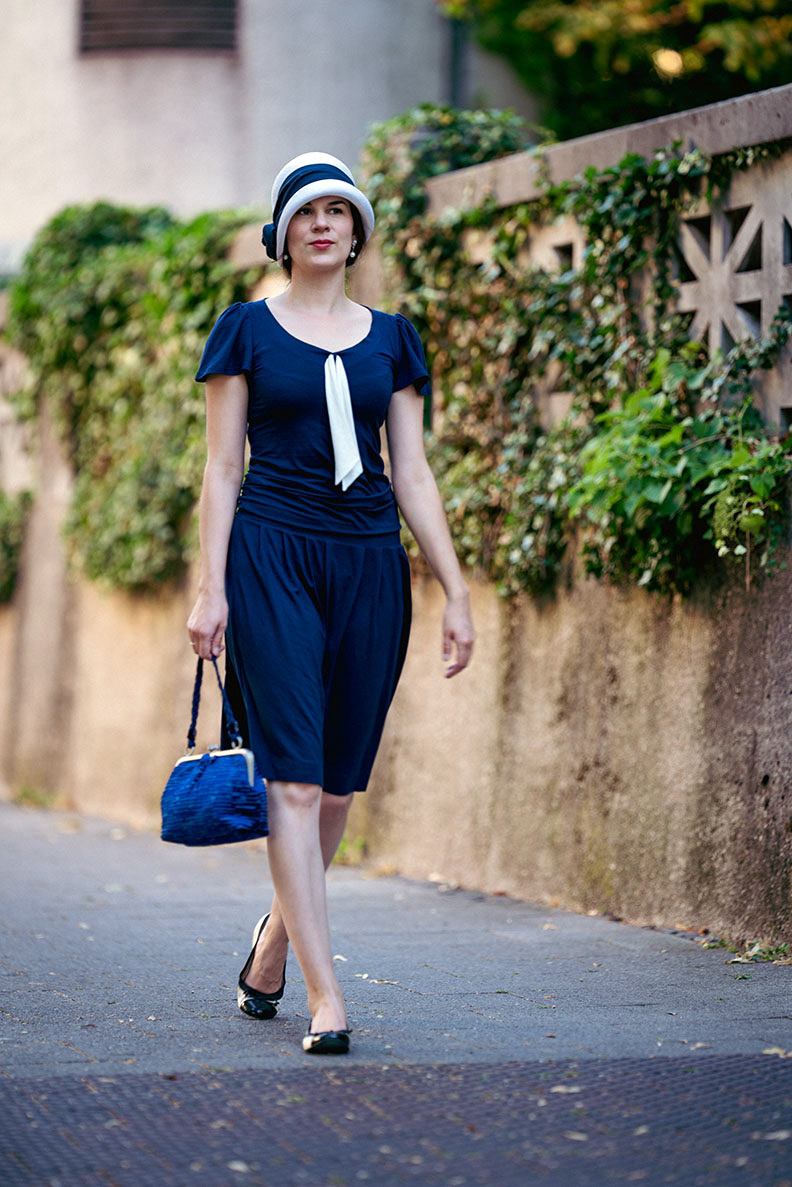 RetroCat trägt ein 20er-Jahre-Outfit inspiriert vom Film Downton Abbey