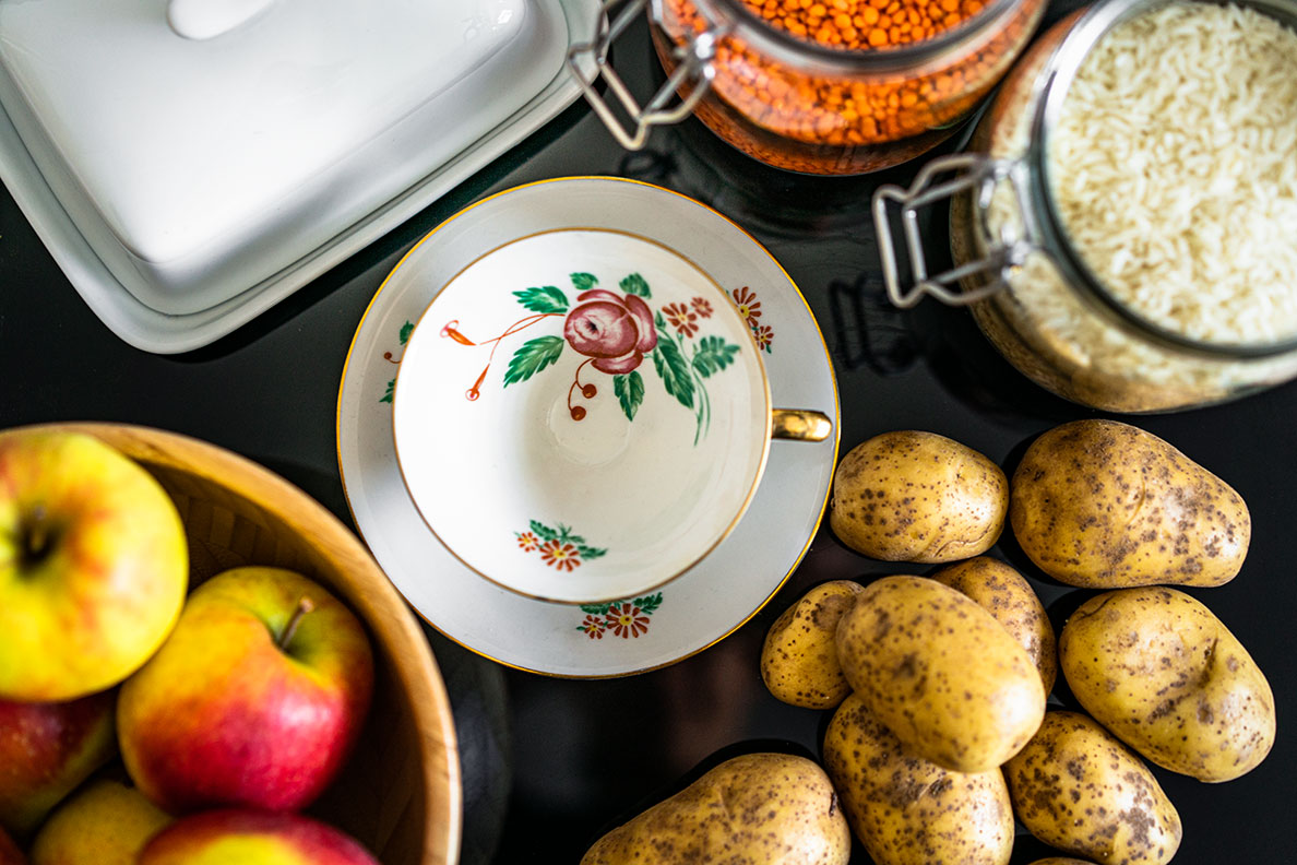 Cottagecore aesthetics for your kitchen: Old dishes