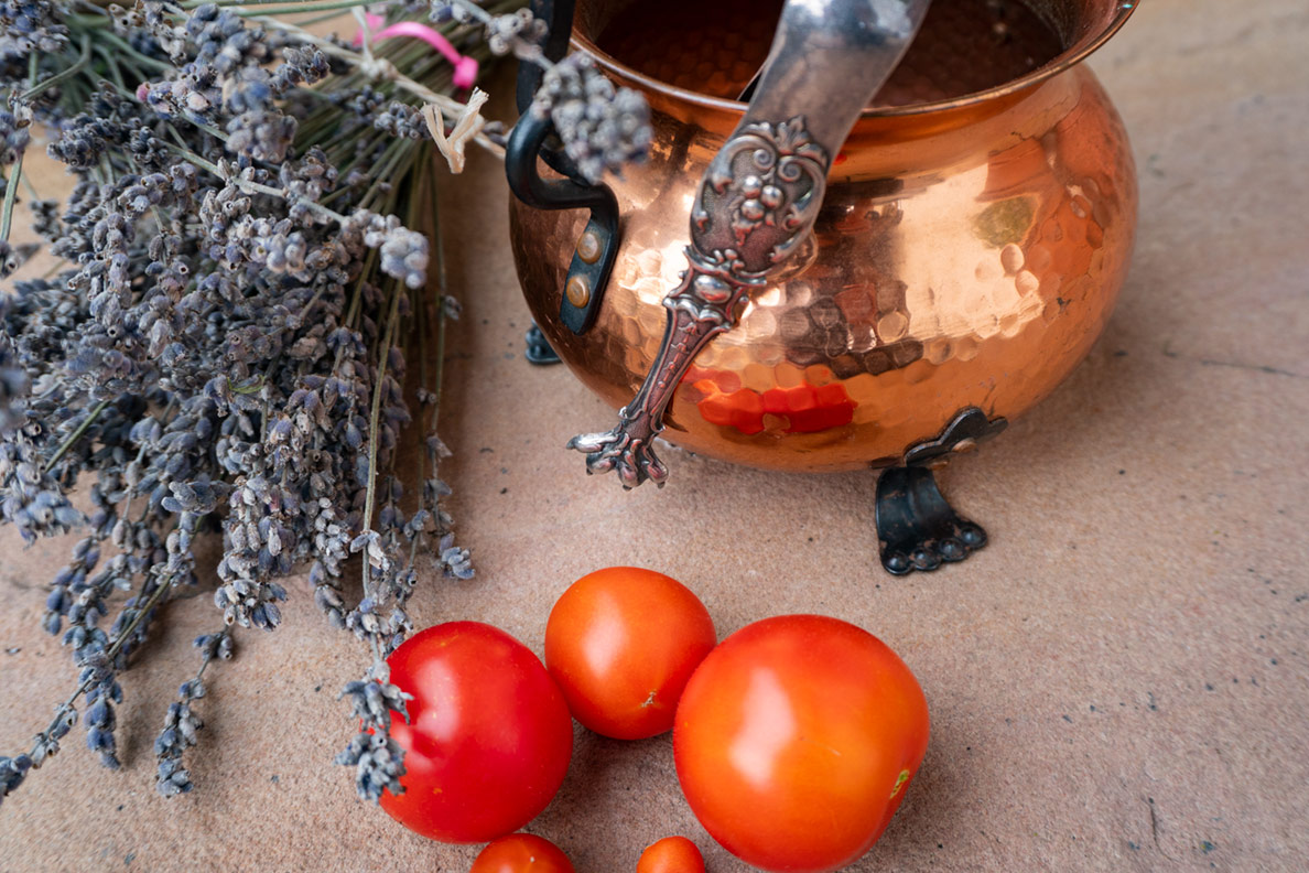 Getrockneter Lavendel und Tomaten aus dem eigenen Garten