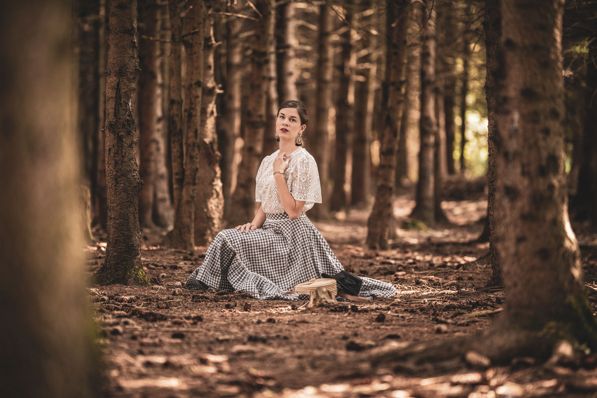 RetroCat in einem romantischen Outfit im Wald