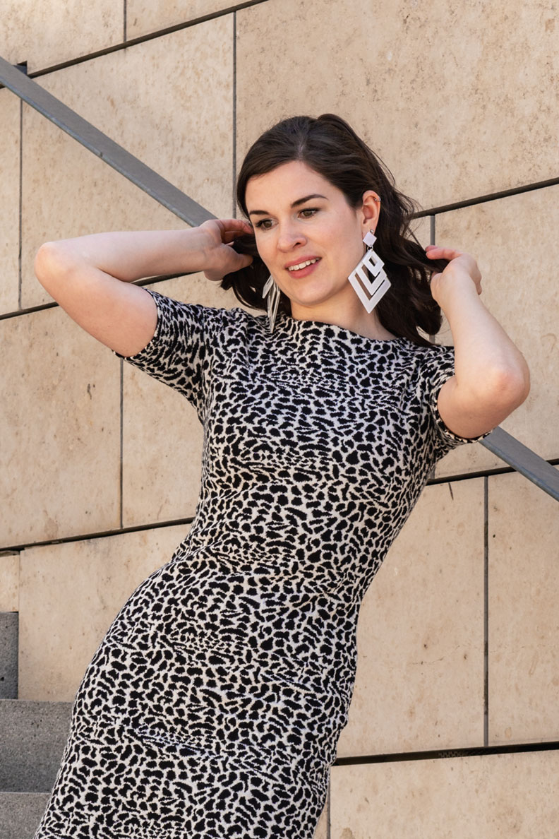 Shopping-Tipp: RetroCat trägt ein Retro-Kleid mit Animal Print