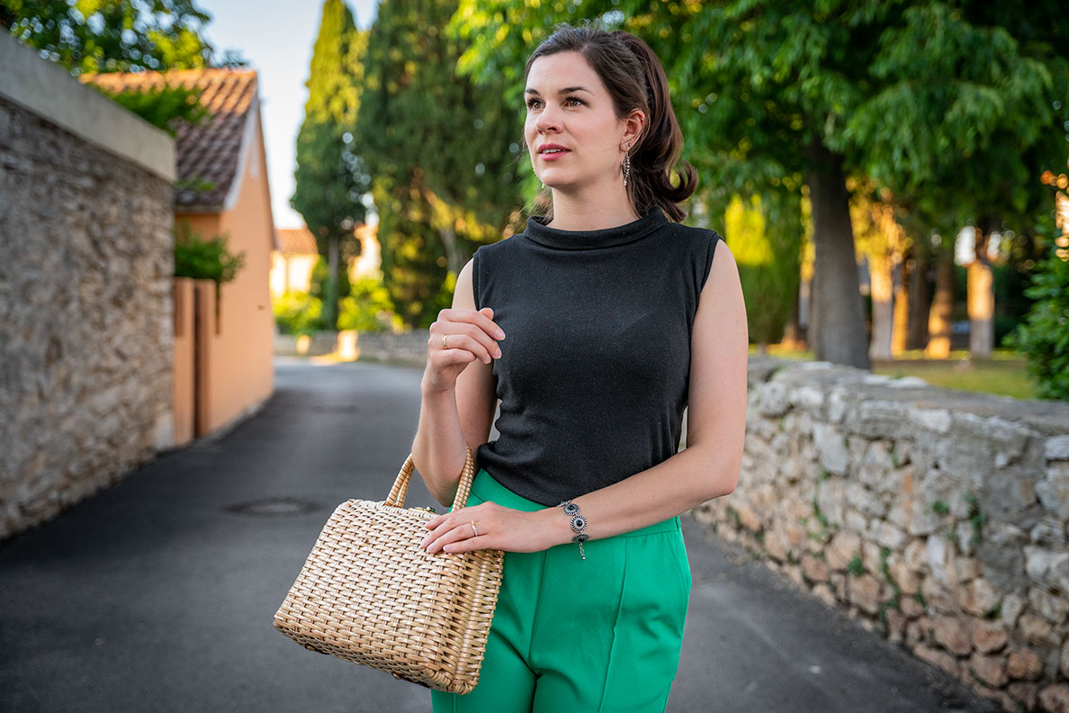 RetroCat wearing a 60s top and a basket bag