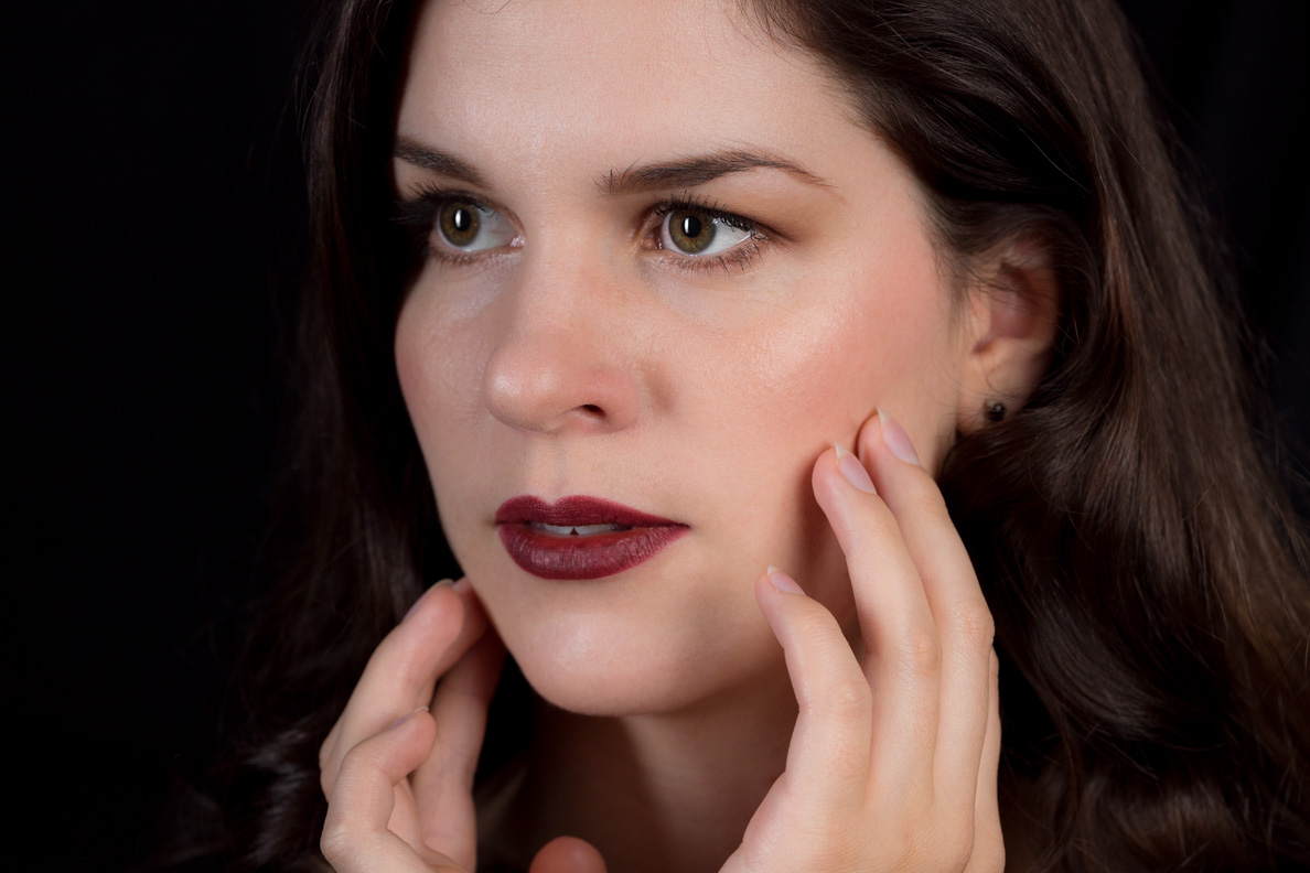 RetroCat trägt einen dunkelroten Lippenstift zum Herbst-Make-up
