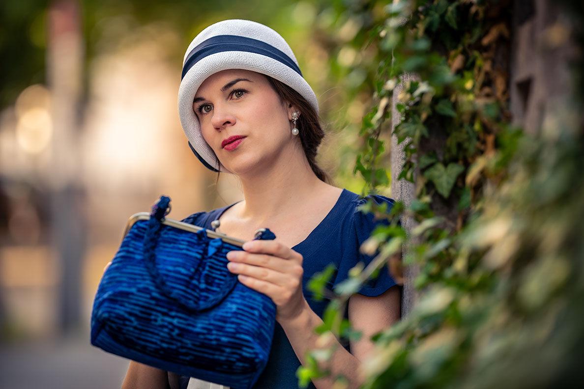 RetroCat mit einer blauen Handtasche im Vintage-Stil von Nadja Christner