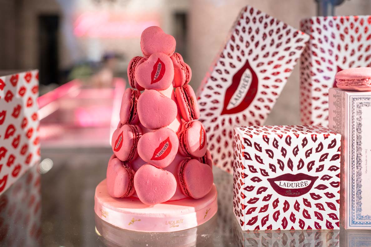 Geschenkidee zum Valentinstag: Rosa Herz-Macarons von Laduree