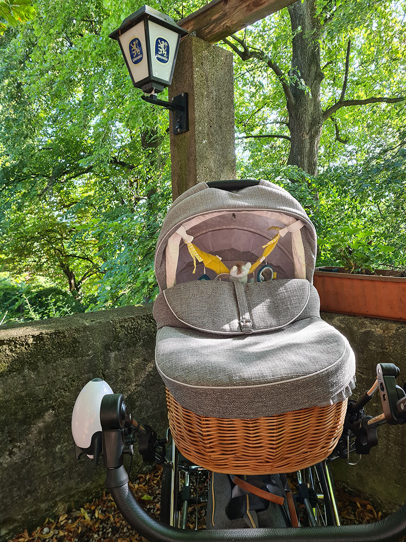 RetroCats Retro-Kinderwagen in einem Biergarten