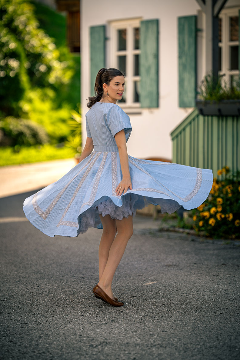 RetroCat in einem 50s-Kleid mit Tellerrock und Petticoat von Lena Hoschek