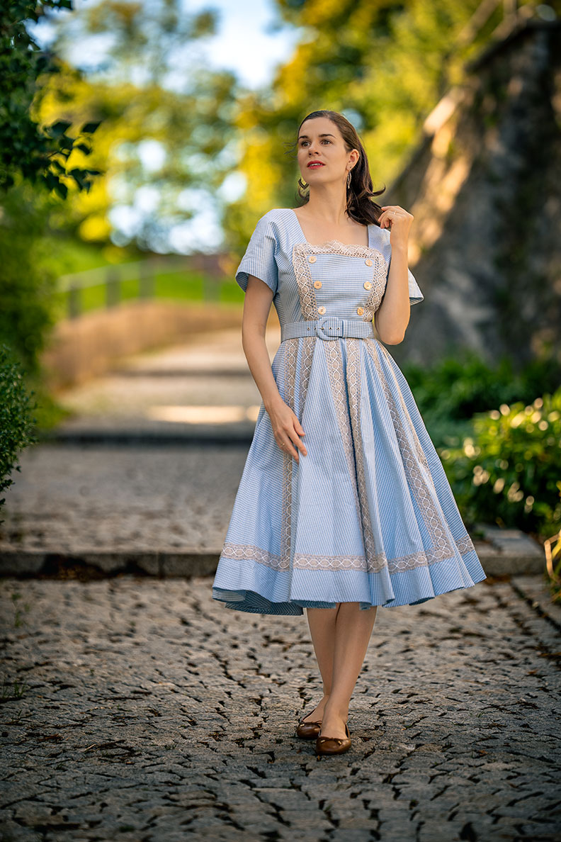 RetroCat in einem hellblauen 50s-Kleid aus der Cottagecore-Kollektion von Lena Hoschek