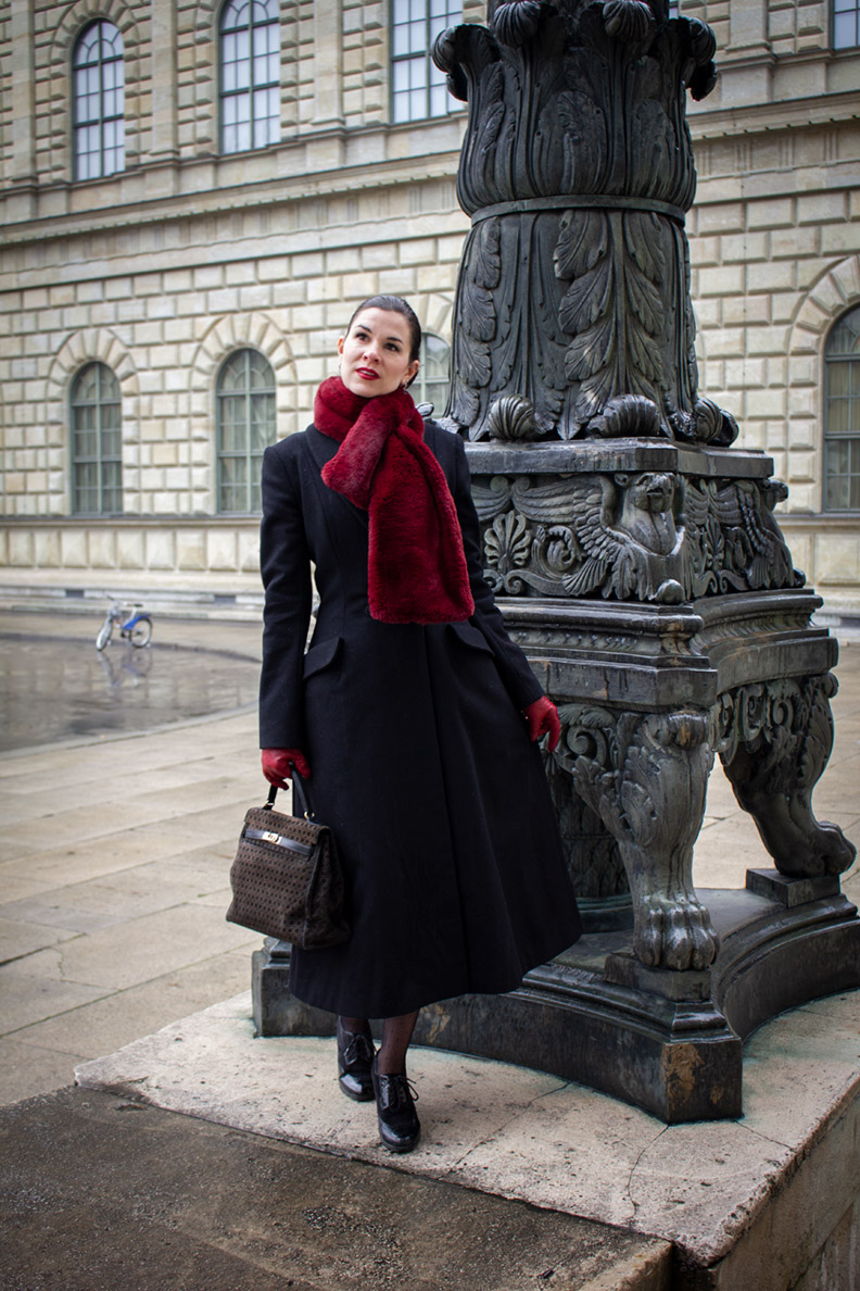 Winter-Must-have: RetroCat in einem stilvollen, langen schwarzen Mantel
