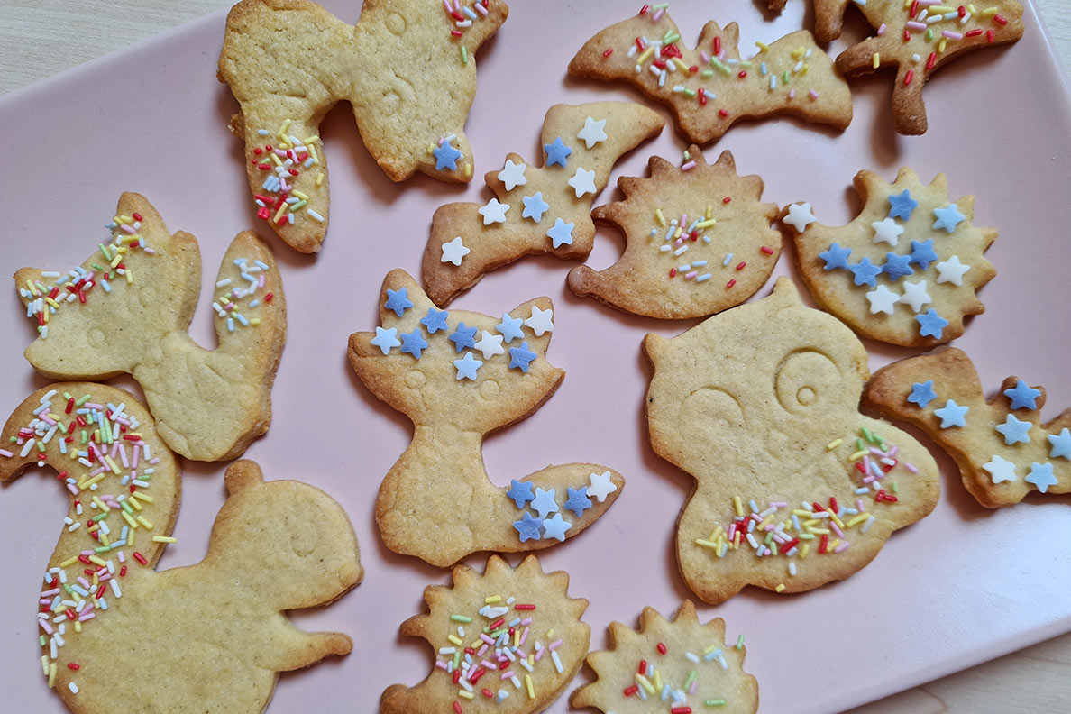 Leckere Butterplätzchen verziert mit Zuckerstreuseln von RetroCat