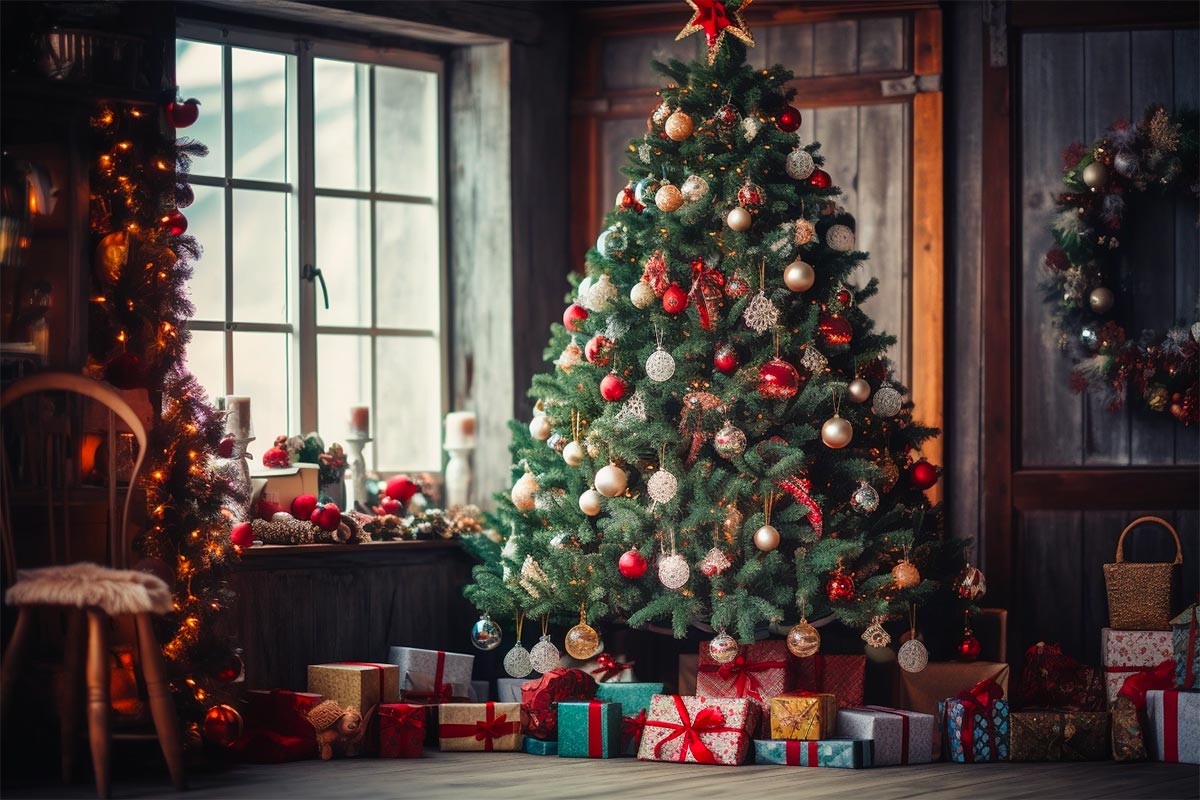 Ein geschmückter Weihnachtsbaum mit vielen Geschenken darunter