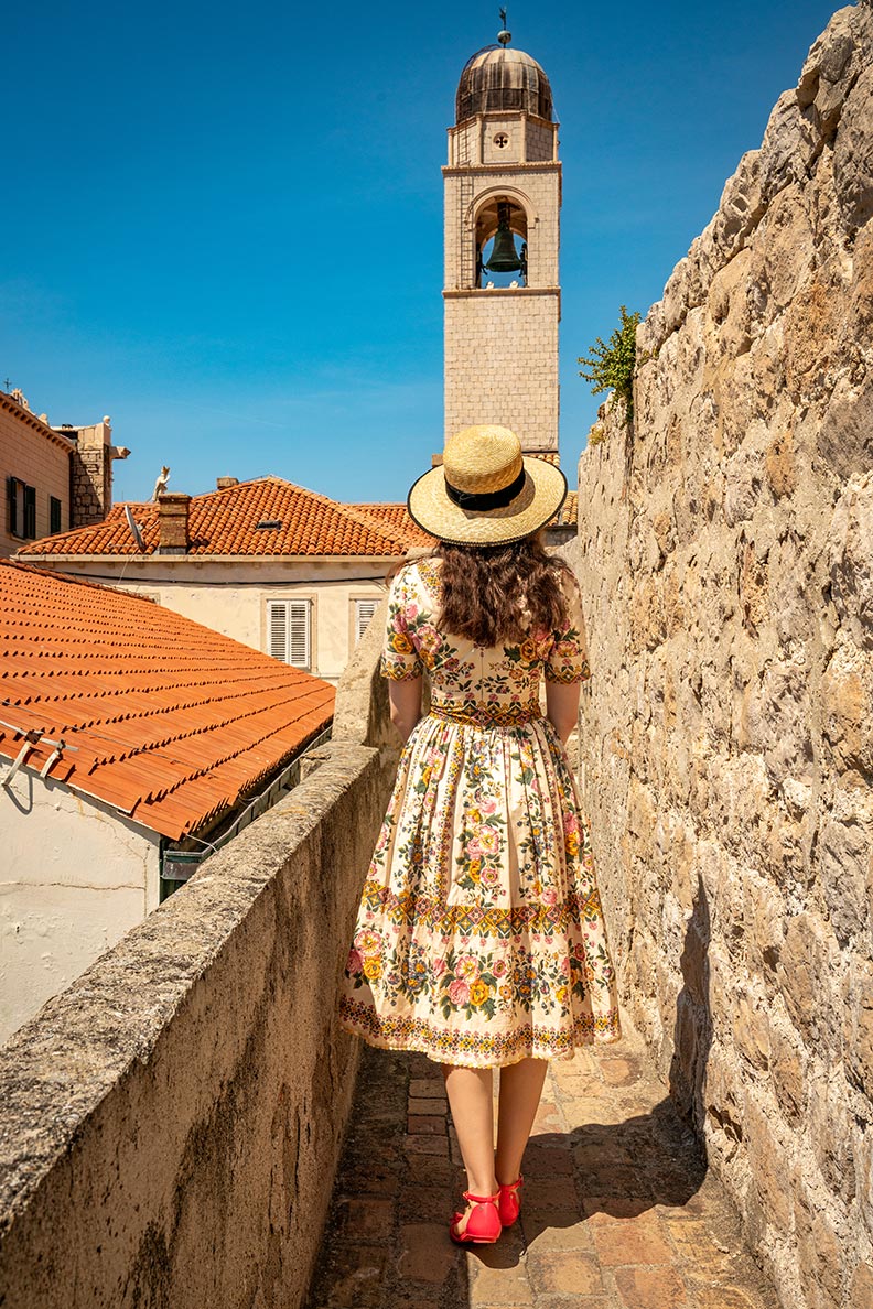 RetroCat in einem Kleid von Lena Hoschek auf der Stadtmauer von Dubrovnik